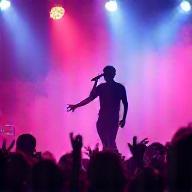 Artista subindo no palco com luzes coloridas